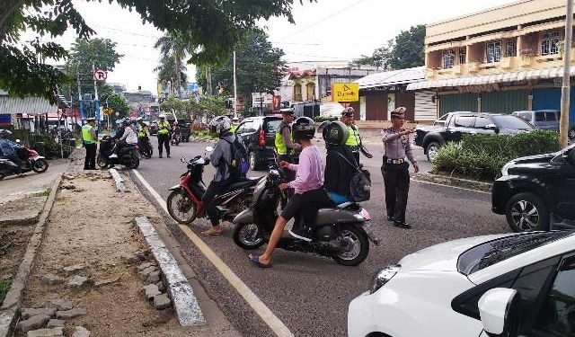 Petugas Ditlantas Polda Jambi memeriksa kendaraan dalam razia jelang Operasi Zebra Siginjai 2025 di salah satu wilayah Kota Jambi. Minggu (16/11/2025). (Dok: Alpin)