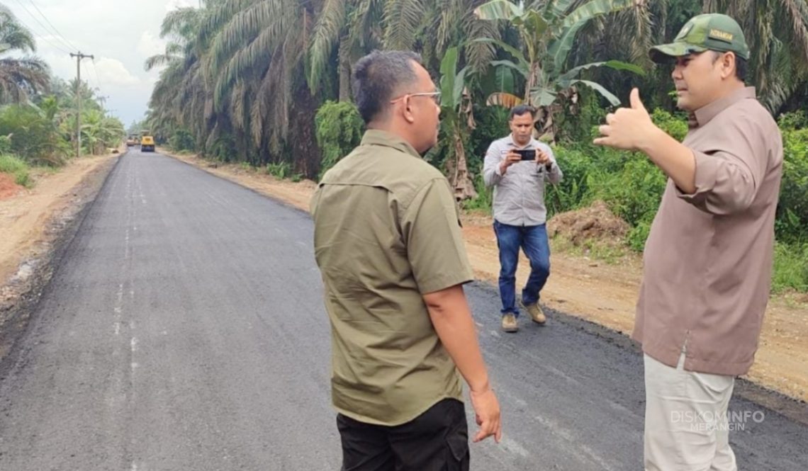 Bupati Merangin H. M. Syukur meninjau langsung progres perbaikan jalan di Kecamatan Bangko dan wilayah sekitarnya, Kabupaten Merangin, Minggu (16/11/2025). (Dok: Alpin)