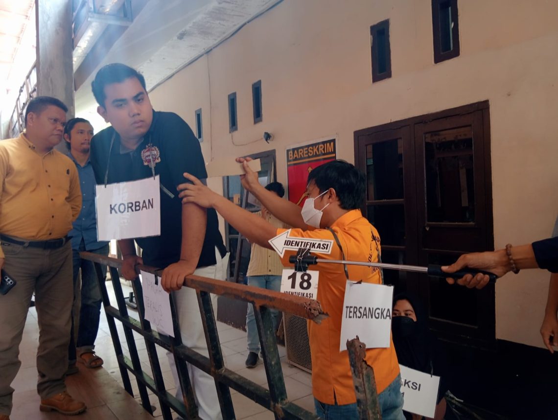 Petugas Polsek Telanaipura bersama para saksi memperagakan 24 adegan rekonstruksi kasus penikaman yang menewaskan Tuhono di Pasar Angso Duo, Kota Jambi, Rabu (26/11/2025). (Dok: Rudi)