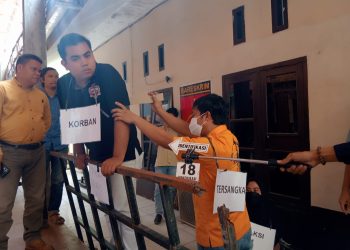Petugas Polsek Telanaipura bersama para saksi memperagakan 24 adegan rekonstruksi kasus penikaman yang menewaskan Tuhono di Pasar Angso Duo, Kota Jambi, Rabu (26/11/2025). (Dok: Rudi)