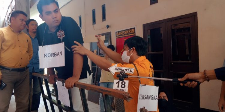 Petugas Polsek Telanaipura bersama para saksi memperagakan 24 adegan rekonstruksi kasus penikaman yang menewaskan Tuhono di Pasar Angso Duo, Kota Jambi, Rabu (26/11/2025). (Dok: Rudi)