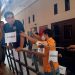 Petugas Polsek Telanaipura bersama para saksi memperagakan 24 adegan rekonstruksi kasus penikaman yang menewaskan Tuhono di Pasar Angso Duo, Kota Jambi, Rabu (26/11/2025). (Dok: Rudi)