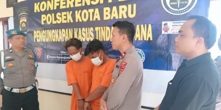 Kapolsek Kota Baru Kompol Jimi Fernando saat menyampaikan rilis penangkapan pelaku penggelapan sepeda motor dalam konferensi pers di Mapolsek Kota Baru, Kota Jambi, Jumat, 21 November 2025. (Dok: Alpin)