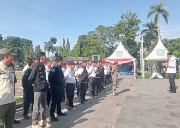 Sekda Kota Jambi A. Ridwan memimpin apel gabungan Kasi Trantib se-Kota Jambi di Lapangan Utama Kantor Wali Kota Jambi, Rabu (26/11/2025). (Dok: Rahmat)