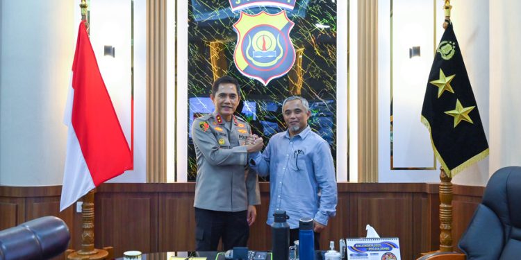 Manajemen PTPN IV Regional IV bersilaturahmi dengan Kapolda Jambi Irjen Pol. Krisno H Siregar untuk memperkuat sinergi pengamanan perkebunan, Jumat (21/11), di Mapolda Jambi. (Dok: Alpin)