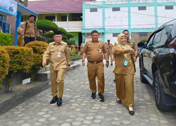 Gubernur Jambi Al Haris didampingi Plt Kepala Dinas Pendidikan Provinsi Jambi, Umar, meninjau pelaksanaan Tes Kompetensi Akademik (TKA) 2025 di SMAN 8 Kota Jambi, Senin (3/11/2025). (Dok: Rahmat)