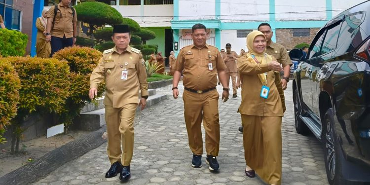 Gubernur Jambi Al Haris didampingi Plt Kepala Dinas Pendidikan Provinsi Jambi, Umar, meninjau pelaksanaan Tes Kompetensi Akademik (TKA) 2025 di SMAN 8 Kota Jambi, Senin (3/11/2025). (Dok: Rahmat)