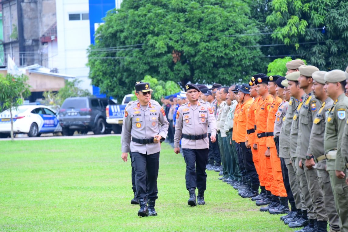 Kapolda Jambi Irjen Pol. Krisno H. Siregar memimpin Apel Gelar Pasukan Tanggap Darurat Bencana Hidrometeorologi, didampingi Forkopimda dan instansi terkait di Mapolresta Jambi. Rabu 5 November 2025. (Dok: Alpin)