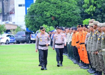 Kapolda Jambi Irjen Pol. Krisno H. Siregar memimpin Apel Gelar Pasukan Tanggap Darurat Bencana Hidrometeorologi, didampingi Forkopimda dan instansi terkait di Mapolresta Jambi. Rabu 5 November 2025. (Dok: Alpin)