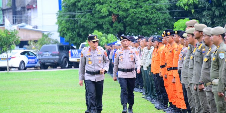 Kapolda Jambi Irjen Pol. Krisno H. Siregar memimpin Apel Gelar Pasukan Tanggap Darurat Bencana Hidrometeorologi, didampingi Forkopimda dan instansi terkait di Mapolresta Jambi. Rabu 5 November 2025. (Dok: Alpin)