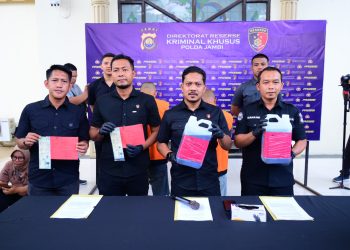 Kasubdit Tipidter Ditreskrimsus Polda Jambi Kompol Hadi Handoko saat memimpin konferensi pers di Mapolda Jambi. Selasa, 4 November 2025. (Dok: Alpin) 