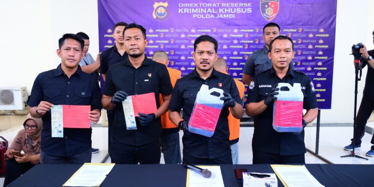 Kasubdit Tipidter Ditreskrimsus Polda Jambi Kompol Hadi Handoko saat memimpin konferensi pers di Mapolda Jambi. Selasa, 4 November 2025. (Dok: Alpin)