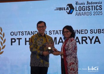 Direktur Operasi I PT Hutama Karya Infrastruktur, G. Aji Sentosa (kanan), menerima penghargaan “Outstanding State-Owned Subsidiary in Toll Road Development” dalam ajang Bisnis Indonesia Logistics Awards (BILA) 2025 di Hotel Borobudur, Jakarta, Rabu (5/11/2025). (Dok: Rahmat)