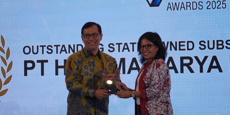 Direktur Operasi I PT Hutama Karya Infrastruktur, G. Aji Sentosa (kanan), menerima penghargaan “Outstanding State-Owned Subsidiary in Toll Road Development” dalam ajang Bisnis Indonesia Logistics Awards (BILA) 2025 di Hotel Borobudur, Jakarta, Rabu (5/11/2025). (Dok: Rahmat)