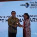 Direktur Operasi I PT Hutama Karya Infrastruktur, G. Aji Sentosa (kanan), menerima penghargaan “Outstanding State-Owned Subsidiary in Toll Road Development” dalam ajang Bisnis Indonesia Logistics Awards (BILA) 2025 di Hotel Borobudur, Jakarta, Rabu (5/11/2025). (Dok: Rahmat)