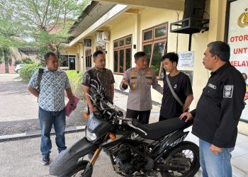 Kapolres Muaro Jambi AKBP Heri Supriawan, S.I.K., M.H. menyerahkan langsung satu unit sepeda motor hasil ungkap kasus curanmor kepada pemiliknya, Andri (25), di halaman Mapolres Muaro Jambi. (Dok: Alpin)