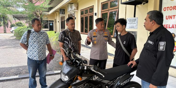 Kapolres Muaro Jambi AKBP Heri Supriawan, S.I.K., M.H. menyerahkan langsung satu unit sepeda motor hasil ungkap kasus curanmor kepada pemiliknya, Andri (25), di halaman Mapolres Muaro Jambi. (Dok: Alpin)