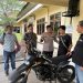 Kapolres Muaro Jambi AKBP Heri Supriawan, S.I.K., M.H. menyerahkan langsung satu unit sepeda motor hasil ungkap kasus curanmor kepada pemiliknya, Andri (25), di halaman Mapolres Muaro Jambi. (Dok: Alpin)