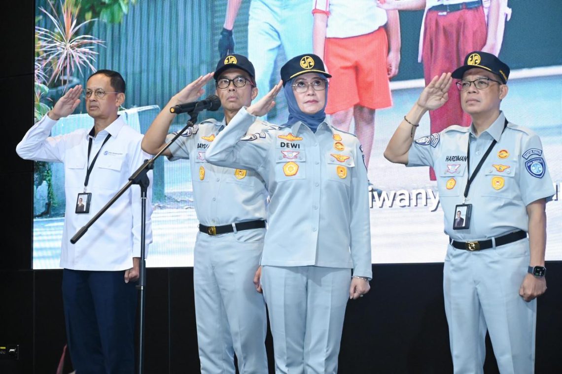 Plt. Direktur Utama Jasa Raharja Dewi Aryani Suzana bersama jajaran manajemen mengikuti upacara Peringatan Hari Pahlawan di Kantor Pusat Jasa Raharja, Jakarta, Senin (10/11/2025). (Dok: Humas Jasa Raharja)