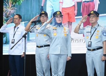 Plt. Direktur Utama Jasa Raharja Dewi Aryani Suzana bersama jajaran manajemen mengikuti upacara Peringatan Hari Pahlawan di Kantor Pusat Jasa Raharja, Jakarta, Senin (10/11/2025). (Dok: Humas Jasa Raharja)