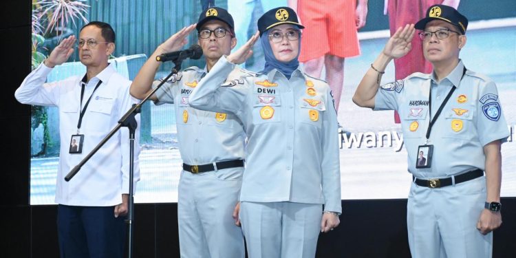 Plt. Direktur Utama Jasa Raharja Dewi Aryani Suzana bersama jajaran manajemen mengikuti upacara Peringatan Hari Pahlawan di Kantor Pusat Jasa Raharja, Jakarta, Senin (10/11/2025). (Dok: Humas Jasa Raharja)