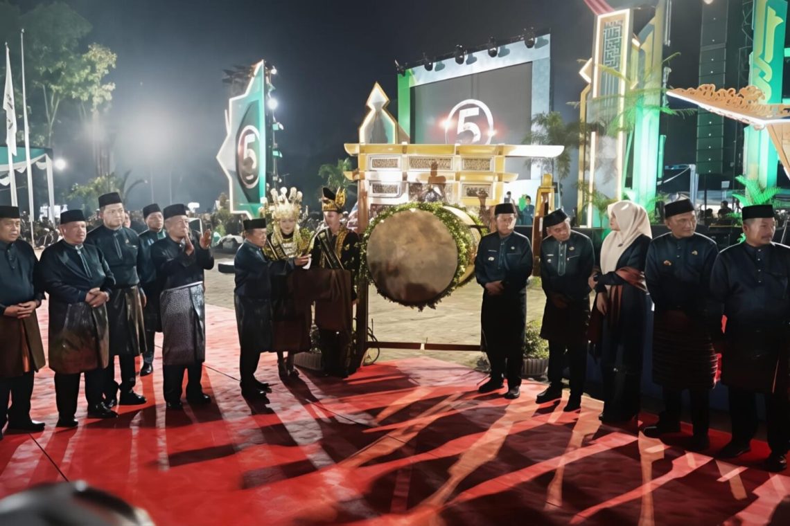 Gubernur Jambi Al Haris bersama Wakil Gubernur Abdullah Sani saat membuka Musabaqah Tilawatil Qur’an (MTQ) ke-54 Tingkat Provinsi Jambi di Muaro Jambi. (Dok: Rahmat)