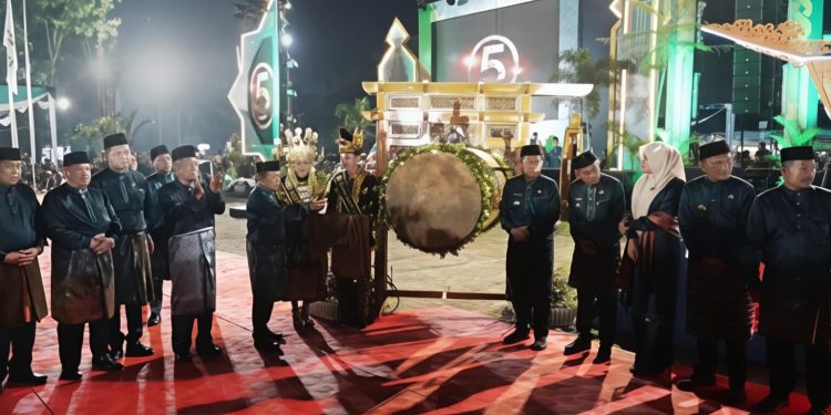 Gubernur Jambi Al Haris bersama Wakil Gubernur Abdullah Sani saat membuka Musabaqah Tilawatil Qur’an (MTQ) ke-54 Tingkat Provinsi Jambi di Muaro Jambi. (Dok: Rahmat)