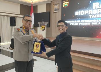 Kepala Perwakilan Ombudsman RI Provinsi Jambi, Saiful Roswandi, menerima plakat penghargaan dari perwakilan Polda Jambi usai memberikan materi Post Assessment di Aula Siginjai Polda Jambi, Jumat  14 November 2025. (Dok: Rahmat)