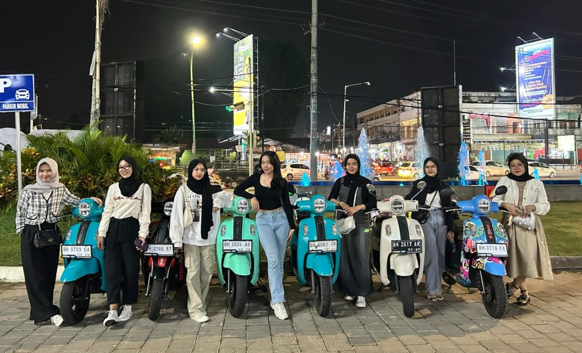 Sejumlah anak muda pengguna Yamaha Fazzio berkonvoi melintasi pusat Kota Jambi dalam agenda city rolling, Minggu sore, 16 November 2025. (Dok: Alpin)