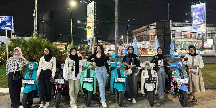 Sejumlah anak muda pengguna Yamaha Fazzio berkonvoi melintasi pusat Kota Jambi dalam agenda city rolling, Minggu sore, 16 November 2025. (Dok: Alpin)
