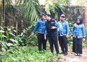 Wakil Wali Kota Jambi, Diza Hazra Aljosha, meninjau lahan terdampak pembangunan kolam retensi di Kelurahan Paal V, Kecamatan Kotabaru, Senin (17/11/2025). (Dok: Rahmat)