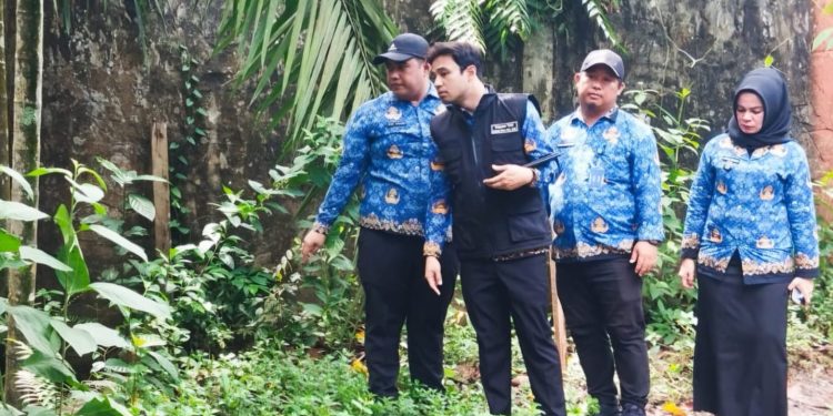 Wakil Wali Kota Jambi, Diza Hazra Aljosha, meninjau lahan terdampak pembangunan kolam retensi di Kelurahan Paal V, Kecamatan Kotabaru, Senin (17/11/2025). (Dok: Rahmat)