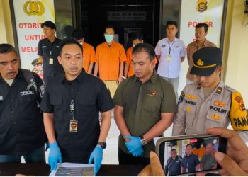 Kasat Reskrim Polres Muaro Jambi AKP Hanafi didampingi Kanit Reskrim Ipda Davidson Rajaguguk menunjukkan barang bukti delapan sepeda motor hasil curanmor dalam konferensi pers di Mapolres Muaro Jambi, Kamis (27/11/2025). (DOk: Alpin)
