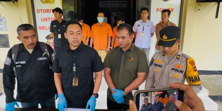 Kasat Reskrim Polres Muaro Jambi AKP Hanafi didampingi Kanit Reskrim Ipda Davidson Rajaguguk menunjukkan barang bukti delapan sepeda motor hasil curanmor dalam konferensi pers di Mapolres Muaro Jambi, Kamis (27/11/2025). (DOk: Alpin)