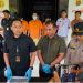 Kasat Reskrim Polres Muaro Jambi AKP Hanafi didampingi Kanit Reskrim Ipda Davidson Rajaguguk menunjukkan barang bukti delapan sepeda motor hasil curanmor dalam konferensi pers di Mapolres Muaro Jambi, Kamis (27/11/2025). (DOk: Alpin)