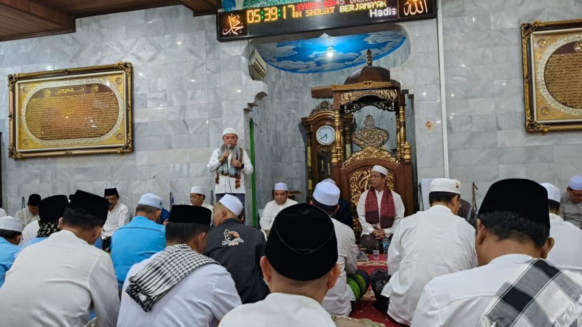 Gubernur Jambi Al Haris melaksanakan Safari Subuh di Masjid Baitul Muslim, Solok Sipin, dan menyampaikan pesan tentang lingkungan, kesehatan, serta pembinaan generasi muda, Jumat (28/11/2025). (Dok: Rudi)