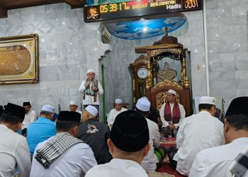 Gubernur Jambi Al Haris melaksanakan Safari Subuh di Masjid Baitul Muslim, Solok Sipin, dan menyampaikan pesan tentang lingkungan, kesehatan, serta pembinaan generasi muda, Jumat (28/11/2025). (Dok: Rudi)
