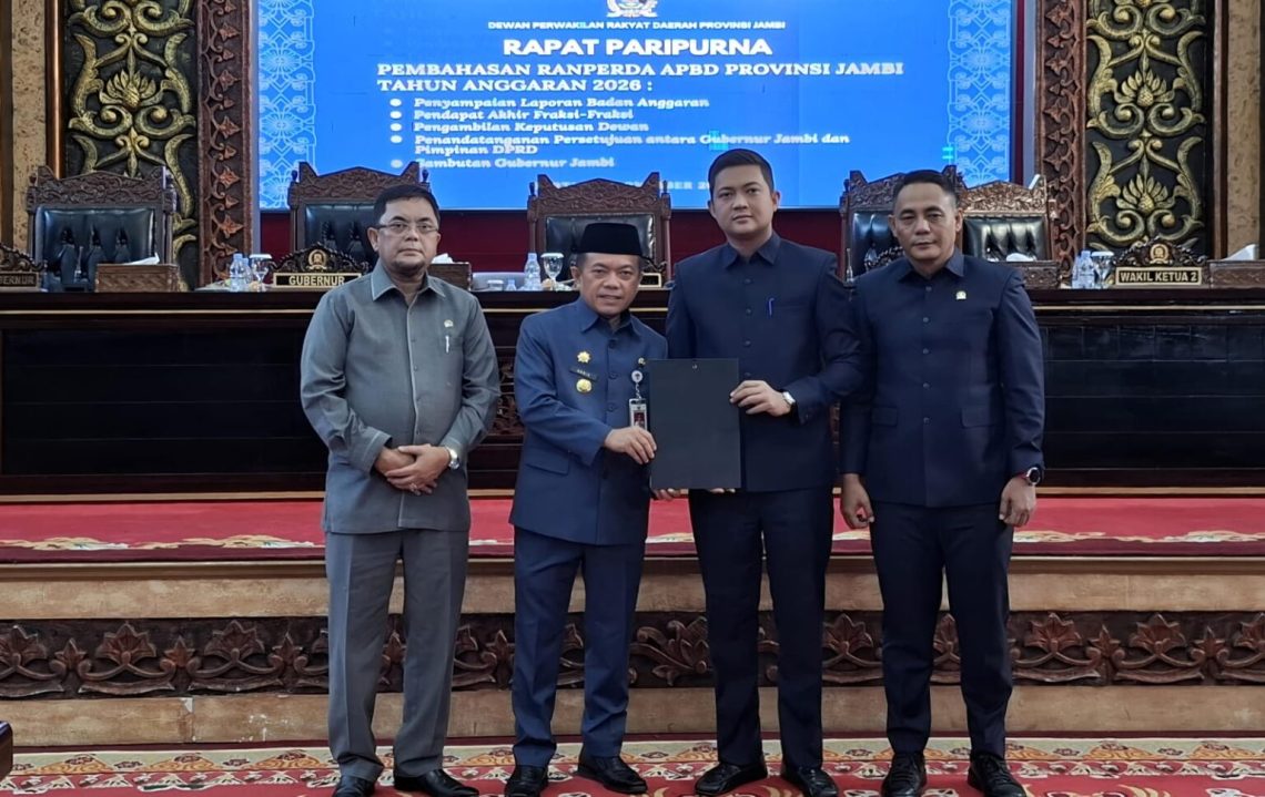 Pimpinan dan anggota DPRD Provinsi Jambi bersama Gubernur Al Haris saat Rapat Paripurna Pengesahan APBD 2026 di Ruang Rapat Utama DPRD Provinsi Jambi, Sabtu sore, 29 November 2025. (Dok: Rahmat)