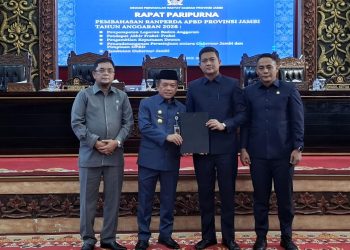 Pimpinan dan anggota DPRD Provinsi Jambi bersama Gubernur Al Haris saat Rapat Paripurna Pengesahan APBD 2026 di Ruang Rapat Utama DPRD Provinsi Jambi, Sabtu sore, 29 November 2025. (Dok: Rahmat)