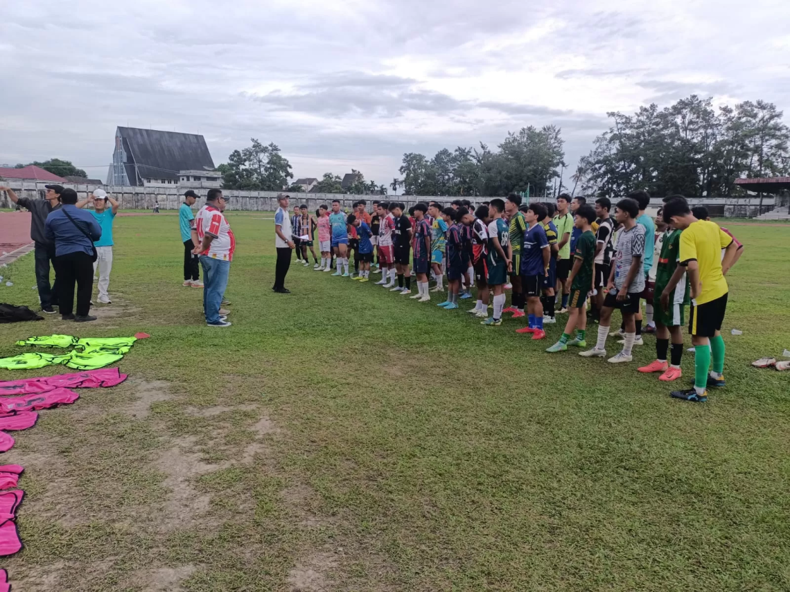 Seleksi terbuka pemain menuju Gubernur Cup 2026 berlangsung di Stadion Tri Lomba Juang, Kota Jambi, pada Jumat, 28 November 2025. (Dok: Alpin)