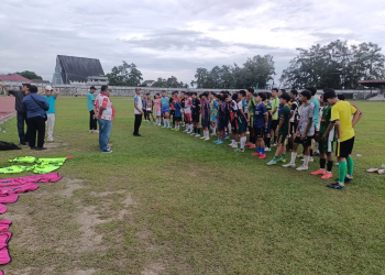 Seleksi terbuka pemain menuju Gubernur Cup 2026 berlangsung di Stadion Tri Lomba Juang, Kota Jambi, pada Jumat, 28 November 2025. (Dok: Alpin)