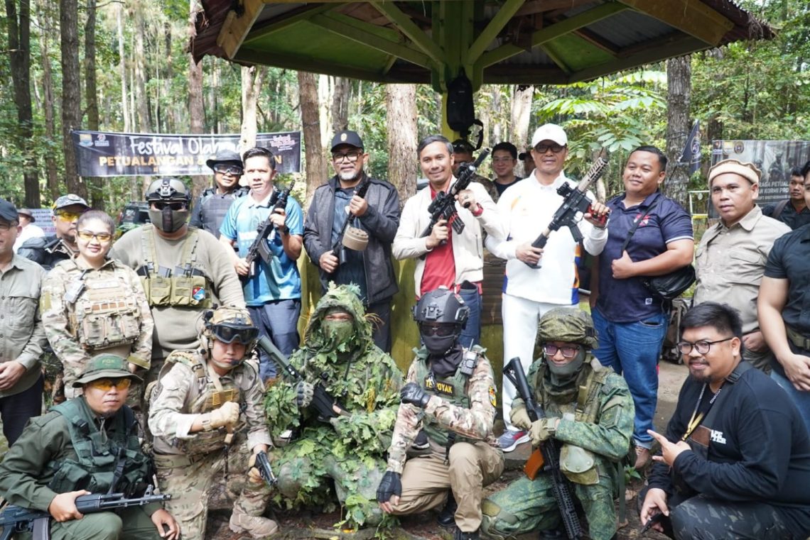 ekda Provinsi Jambi Dr. H. Sudirman, SH, MH, membuka Festival Olahraga Petualangan dan Tantangan KORMI 2025 di Hutan Pinus Pal 10, Kota Jambi — Sabtu (29/11/2025). (Dok: Rahmat)