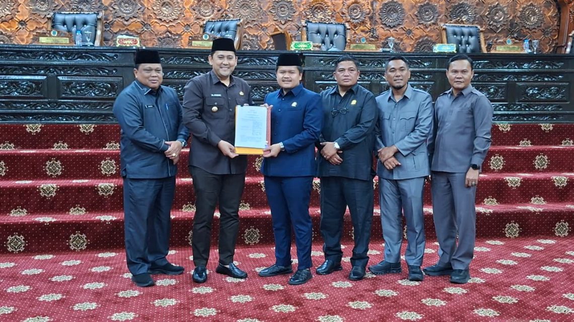 Ketua DPRD Merangin, Rivaldi, bersama jajaran pimpinan dewan memimpin Rapat Paripurna pengesahan APBD 2026 di Gedung DPRD Merangin, Sabtu malam (29/11/2025). (Dok: Rudi)