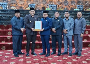Ketua DPRD Merangin, Rivaldi, bersama jajaran pimpinan dewan memimpin Rapat Paripurna pengesahan APBD 2026 di Gedung DPRD Merangin, Sabtu malam (29/11/2025). (Dok: Rudi)