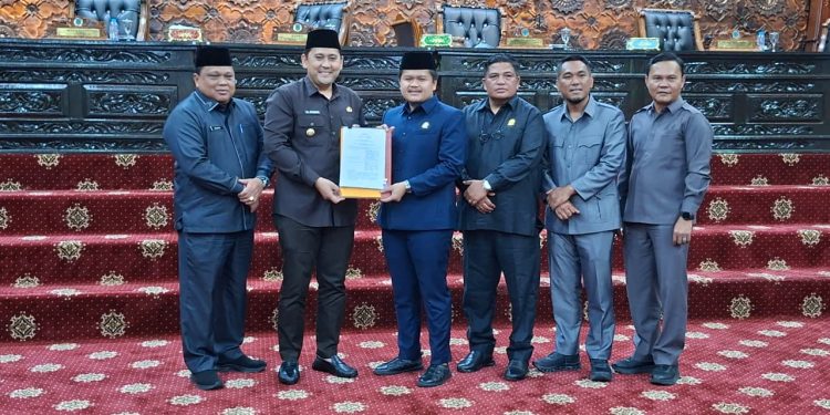 Ketua DPRD Merangin, Rivaldi, bersama jajaran pimpinan dewan memimpin Rapat Paripurna pengesahan APBD 2026 di Gedung DPRD Merangin, Sabtu malam (29/11/2025). (Dok: Rudi)