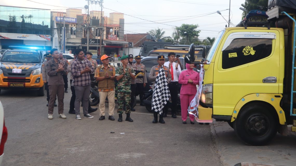 Kapolres Bungo AKBP Natalena Eko C, S.Kom., M.Si, secara simbolis melepas tiga unit truk pengangkut bantuan kemanusiaan Polda Jambi dan Bhayangkari Daerah Jambi untuk korban bencana alam di Kabupaten Tanah Datar, Sumatera Barat.

Lokasi: Lapangan Apel Mapolres Bungo, Kabupaten Bungo, Jambi. (Dok: Rahmat)