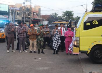 Kapolres Bungo AKBP Natalena Eko C, S.Kom., M.Si, secara simbolis melepas tiga unit truk pengangkut bantuan kemanusiaan Polda Jambi dan Bhayangkari Daerah Jambi untuk korban bencana alam di Kabupaten Tanah Datar, Sumatera Barat.

Lokasi: Lapangan Apel Mapolres Bungo, Kabupaten Bungo, Jambi. (Dok: Rahmat)