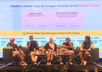 Kepala Direktorat Pengawasan Perilaku PUJK, Edukasi dan Pelindungan Konsumen OJK Sumatera Selatan, Tito Adji Siswantoro, memaparkan strategi penguatan Indonesia Anti-Scam Centre (IASC) dalam Media Gathering OJK se-Sumbagsel — Holiday Inn, Bandar Lampung, Jumat malam (28/11/2025). (Dok: Rudi)