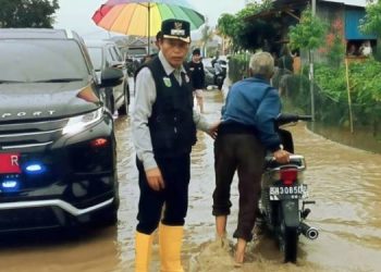 Wakil Wali Kota Sungai Penuh, Azhar Hamzah, meninjau kondisi luapan Sungai Batang Merao di Desa Simpang Tiga Rawang. Sabtu (29/11/2025). (Dok: Rahmat)