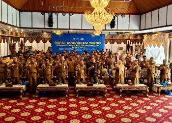 Gubernur Jambi Al Haris saat membuka Rapat Koordinasi Teknis (Rakornis) Bidang Komunikasi dan Informatika 2025 yang digelar oleh Dinas Kominfo Provinsi Jambi, di Auditorium Rumah Dinas Gubernur Jambi, Senin (3/11/2025). (Dok: Rahmat)